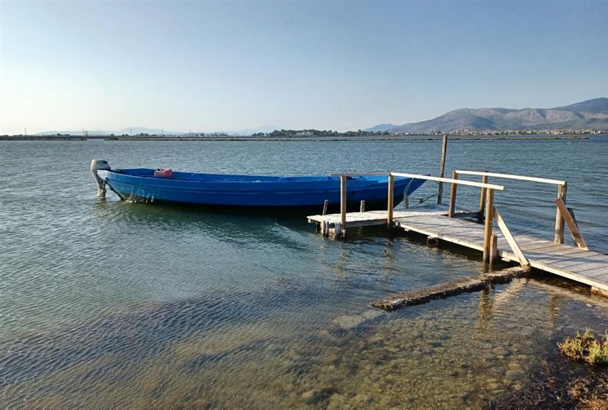 Οι μεσολογγίτικες γαΐτες και τα πριάρια είναι βάρκες χωρίς καρίνα ειδικά φτιαγμένες για τα αβαθή, γαλήνια νερά της λιμνοθάλασσας