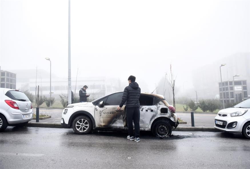 Καταστροφές σε αυτοκίνητα έξω από το ΑΠΘ (INTIME NEWS/ΠΑΠΑΝΙΚΟΣ ΓΙΑΝΝΗΣ)