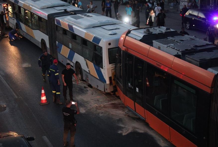 ΣΥΓΚΡΟΥΣΗ ΑΣΤΙΚΟΥ ΛΕΩΦΟΡΕΙΟΥ ΟΑΣΑ ΜΕ ΤΡΑΜ ΣΤΟΝ ΠΕΙΡΑΙΑ (ΓΙΑΝΝΗΣ ΠΑΝΑΓΟΠΟΥΛΟΣ/EUROKINISSI)