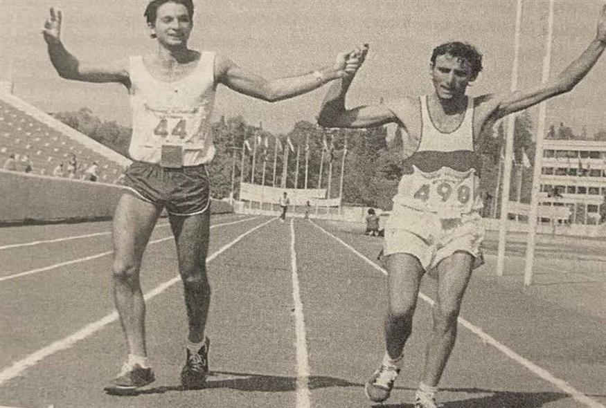 Ο Σταύρος Βαξεβάνης (δεξιά με το Νο 498) τερματίζει στο 1ο μαραθώνιο «Γρηγόρης Λαμπράκης» μαζί με τον Κώστα Ραχώτη (Νο 44).