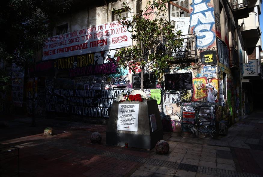 Αλέξης Γρηγορόπουλος: 17 χρόνια από τη δολοφονία - Λουλούδια και πορείες μνήμης (INTIME/ΠΕΡΙΣΤΕΡΗΣ ΔΗΜΗΤΡΗΣ)