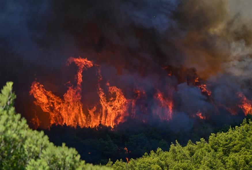 Οι καταστροφικές πυρκαγιές στα ελληνικά νησιά (AP) Οι καταστροφικές πυρκαγιές στα ελληνικά νησιά (AP)
