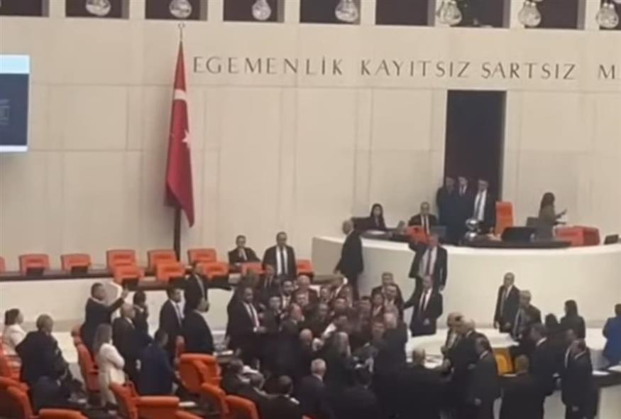 Ένταση και βία στην τουρκική Εθνοσυνέλευση