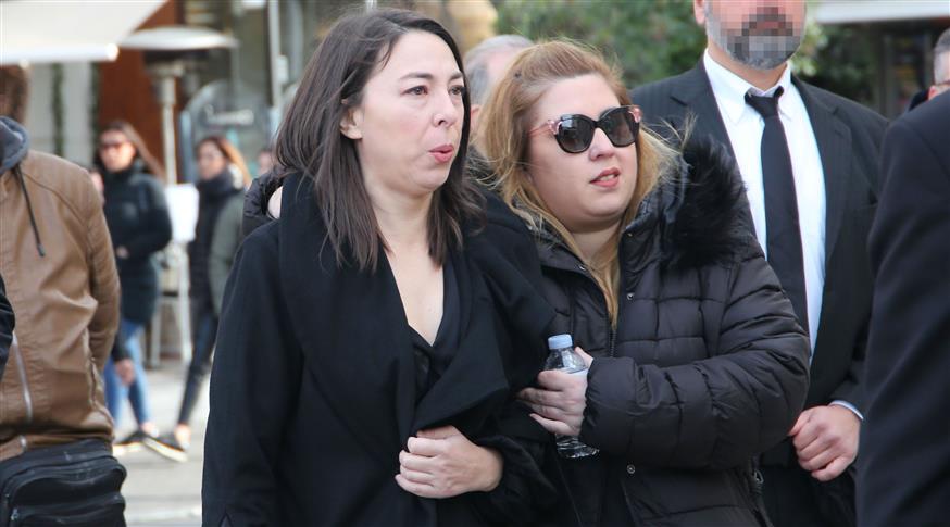 Συντετριμμένη η σύζυγος του ηθοποιού, Αλίκη Κατσαβού έφθασε στο παρεκκλήσι της Μητρόπολης Αθηνών (NDP photo)