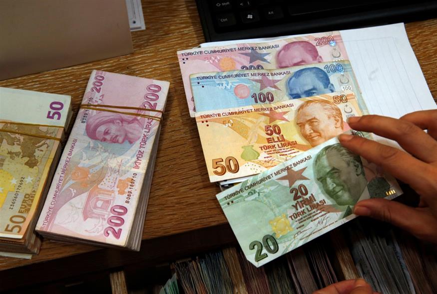 Η τουρκική Κεντρική Τράπεζα αύξησε το επιτόκιο από 42,5% σε 45% (AP Photo/Lefteris Pitarakis)