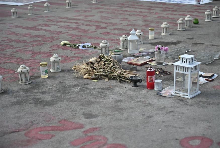 Τα ονόματα των 57 νεκρών των Τεμπών μπροστά από τη Βουλή (ΚΩΣΤΑΣ ΤΖΟΥΜΑΣ/EUROKINISSI)