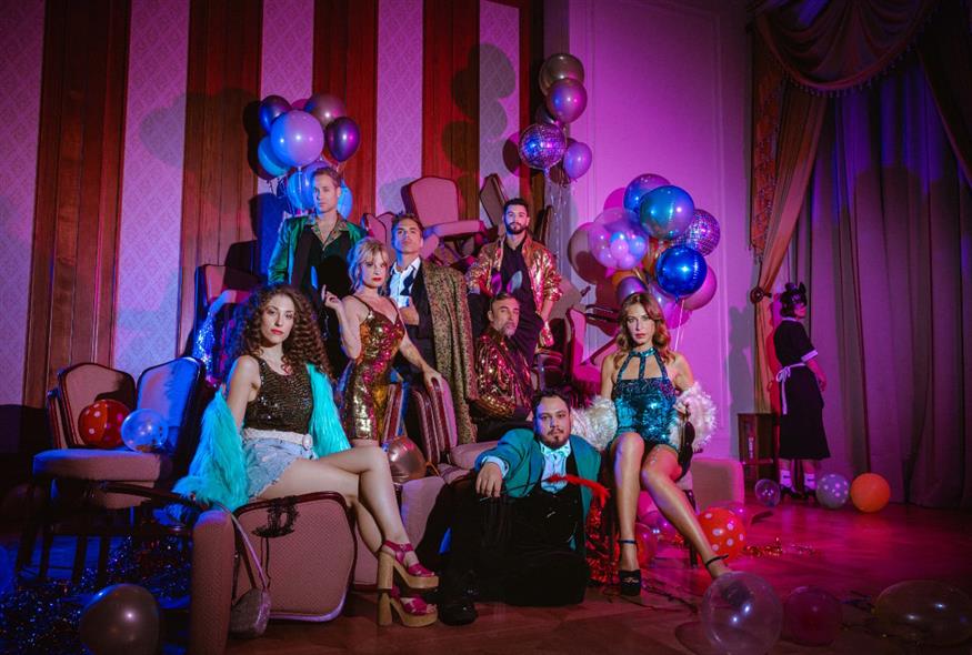 Στο «Hotel Amour» πρωταγωνιστούν οι Κατερίνα Παπουτσάκη, Γιώργος Παπαγεωργίου, Χαρά Κεφαλά, Ιβάν Σβιτάιλο, Φοίβος Ριμένας, Γιλμάζ Χουσμέν, Βασίλης Μηλιώνης και Αλεξάνδρα Κολαΐτη (Copyright: Χρήστος Συμεωνίδης)