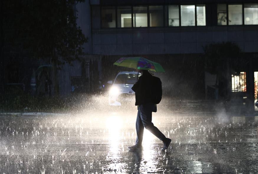 Βροχή στο κέντρο της Αθήνας (INTIME NEWS/ΠΕΡΙΣΤΕΡΗΣ ΔΗΜΗΤΡΗΣ)