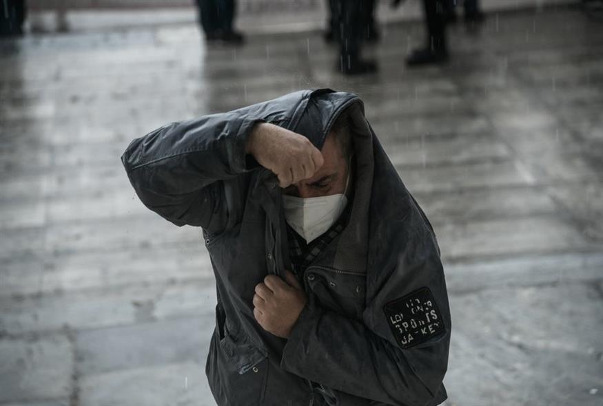 Πολίτης προσπαθεί να προστατευθεί από καταιγίδα / ΜΙΧΑΛΗΣ ΚΑΡΑΓΙΑΝΝΗΣ/EUROKINISSI