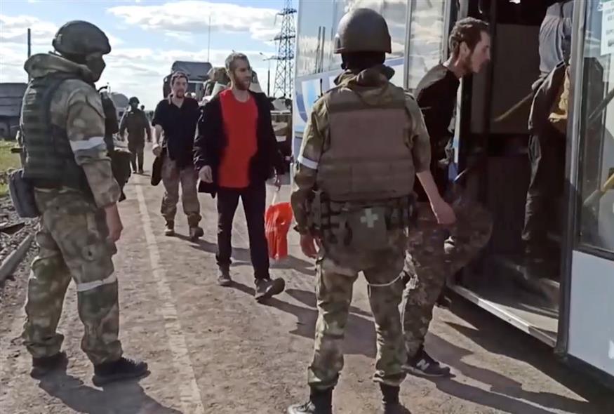 Ουκρανοί μαχητές απομακρύνονται από το Αζοφστάλ (Servicio de Prensa del Ministerio de Defensa de Rusia via AP)