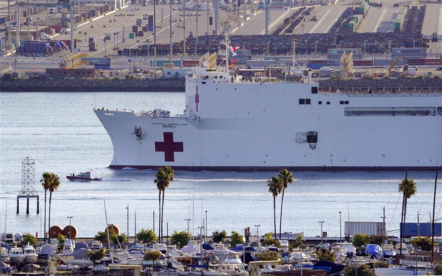 Πλωτό νοσοκομείο στο λιμάνι του Λος Άντζελες (AP photo)