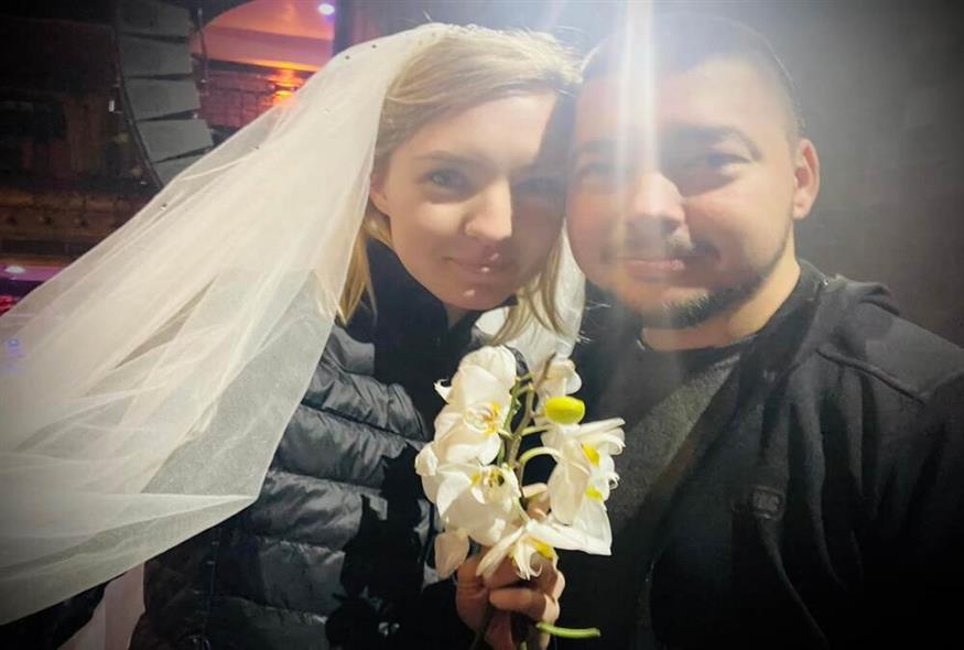 Ζευγάρι παντρεύτηκε σε καταφύγιο στην Ουκρανία