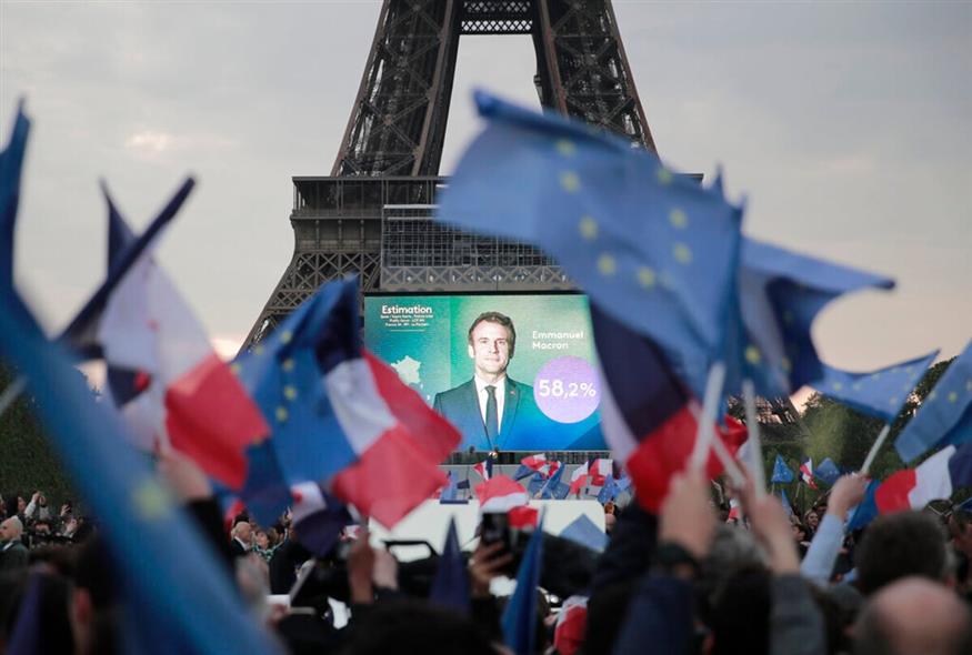 Κόσμος στο Παρίσι γιορτάζει τη νίκη Μακρόν/AP Photo/Lewis Joly