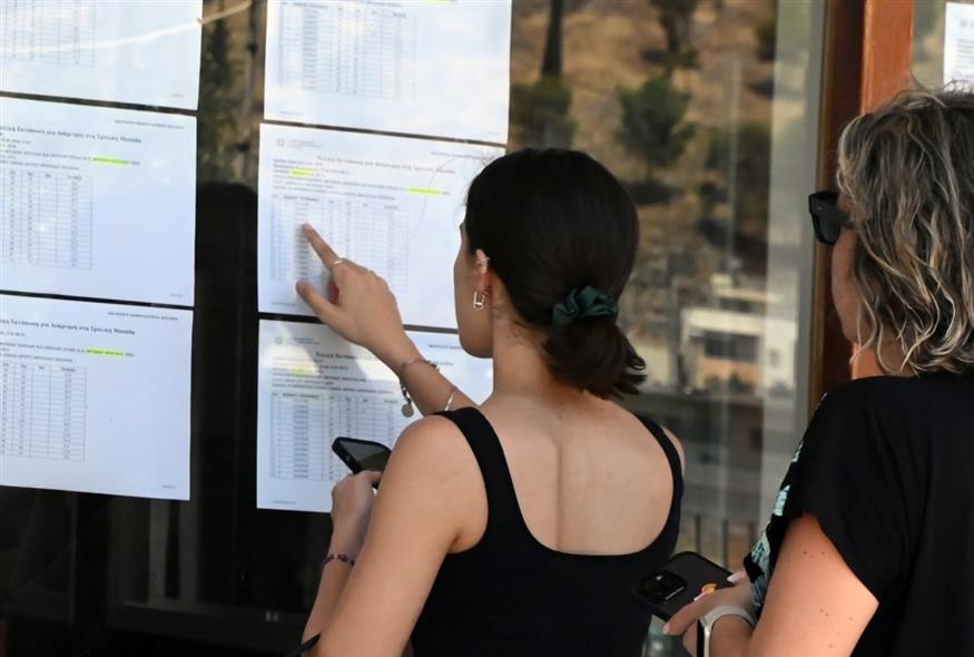 Μαθήτρια τη μέρα που βγήκαν τα αποτελέσματα των Πανελληνίων 2026 (Βασίλης Παπαδόπουλος / Eurokinissi)