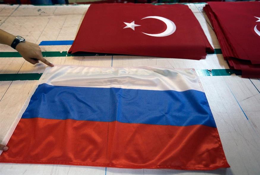 Ρωσική - Τουρκική σημαία (AP Photo/Thanassis Stavrakis)