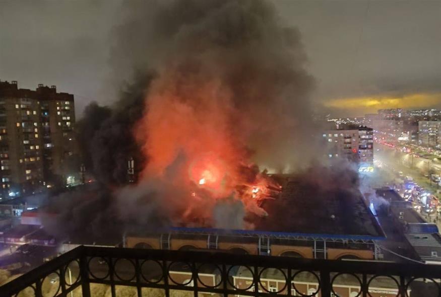 Μεγάλη φωτιά σε αγορά στην Αγία Πετρούπολη (X)