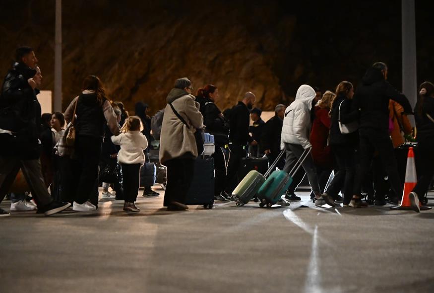 Σαντορίνη: Οι κάτοικοι παίρνουν παιδιά, κατοικίδια και απαραίτητα και φεύγουν - Σε σκηνές και αυτοκίνητα όσοι παραμένουν