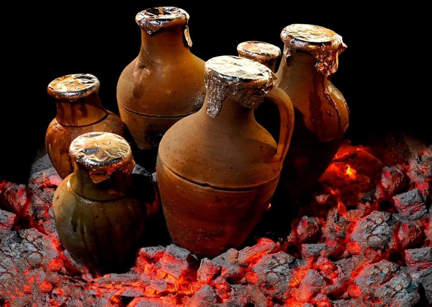 Το τεστί κεμπάμπ πήρε το όνομά του από το σκεύος στο οποίο μαγειρεύεται