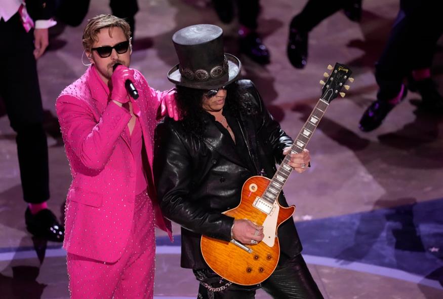 Ο Ryan Gosling μαζί με τον κιθαρίστα των Guns N' Roses, Slash (Copyright: AP Photo/Chris Pizzello)