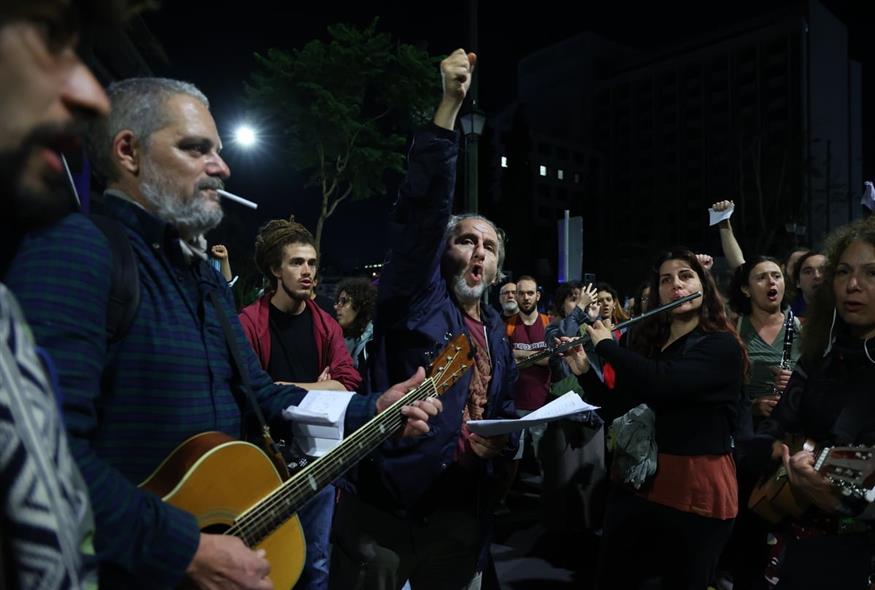 Χιλιάδες άνθρωποι στην πορεία του Πολυτεχνείου (INTIME)
