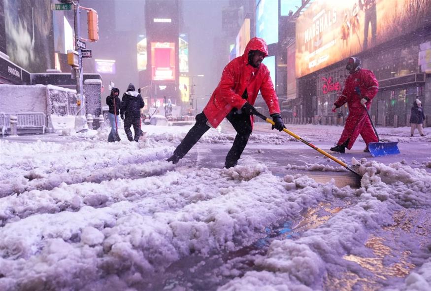 Παρέλυσε από τον χιονιά η Νέα Υόρκη (AP)
