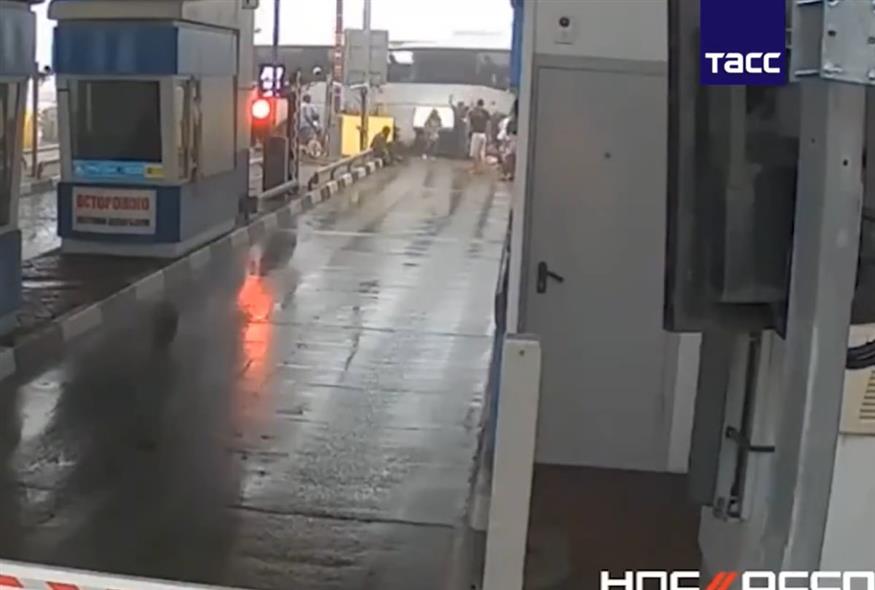 Ρωσία: Λεωφορείο γεμάτο επιβάτες έπεσε πάνω σε σταθμό διοδίων (x)