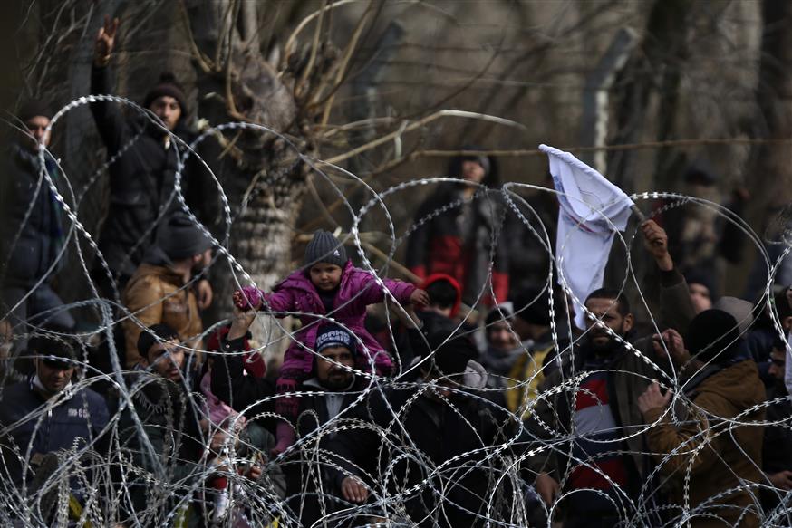 Πρόσφυγες - μετανάστες στα ελληνοτουρκικά σύνορα (AP Photo/Giannis Papanikos)