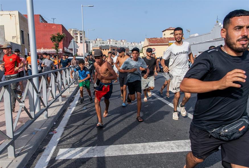 Δεκάδες χιλιάδες μετανάστες καταφτάνουν στον θύλακα της Θέουτα (AP)