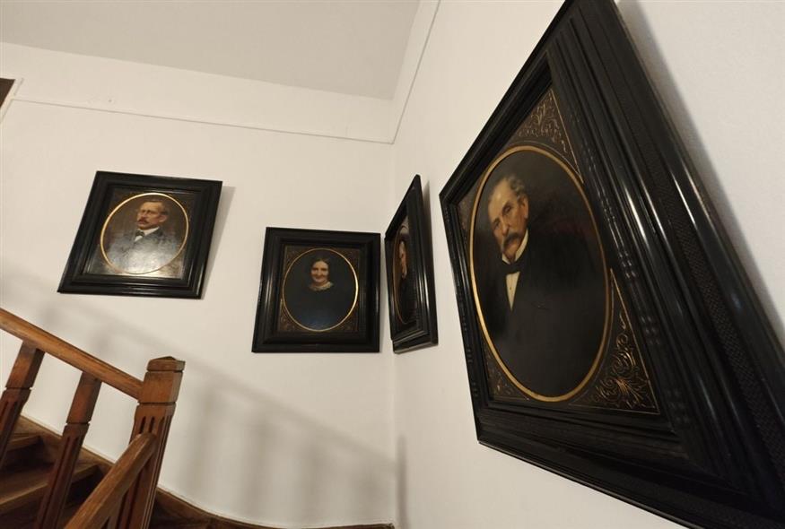 Φωτογραφίες του Αντώνη, του Ανδρέα και της Λουκίας Ζυγομαλά δεσπόζουν στον χώρο