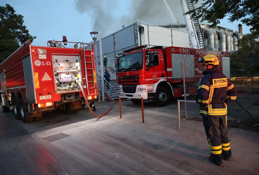 Ισχυρές δυνάμεις της πυροσβεστικής στο σημείο της φωτιάς (ΓΙΑΝΝΗΣ ΠΑΝΑΓΟΠΟΥΛΟΣ/EUROKINISSI)