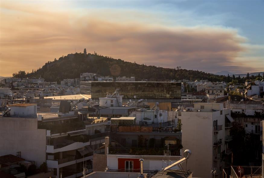 Φωτιά στο Ξυλόκαστρο: Έφτασαν πάνω από την Αθήνα οι καπνοί/ Eurokinissi (gallery)