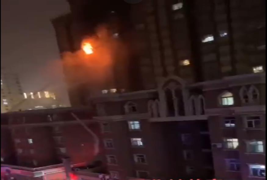 φωτιά σε πολυκατοικία στην Κίνα/video capture/@h5LPyKL7TP6jjop/Twitter