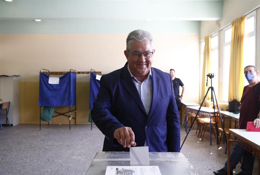 Ψήφισε ο Δημήτρης Κουτσούμπας (ΣΩΤΗΡΗΣ ΔΗΜΗΤΡΟΠΟΥΛΟΣ/EUROKINISSI)
