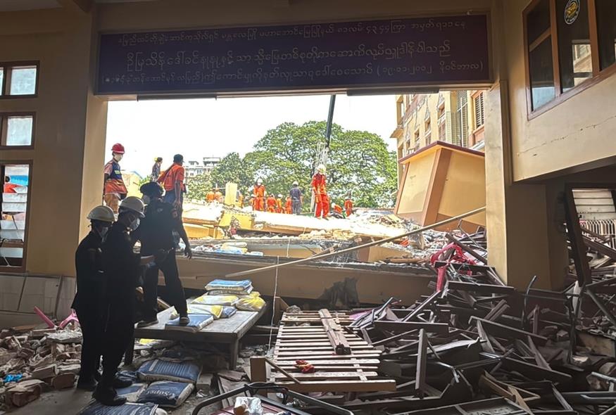 Έρευνες για επιζώντες στη Μιανμάρ (AP Photo)