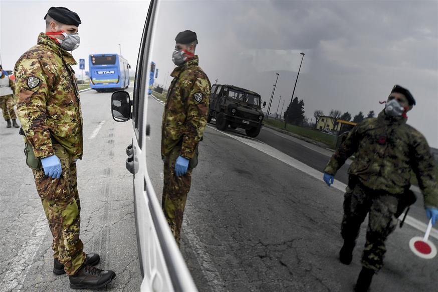 Ιταλός στρατιωτικός - φυσικά με μάσκα προστασίας... (Claudio Furlan/Lapresse via AP)