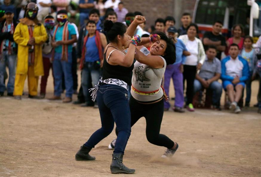 Εικονικές μάχες στους δρόμους του Περού (AP Photo/Martin Mejia)