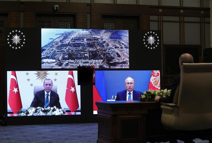 Ο Τούρκος πρόεδρος Ρετζέπ Ταγίπ Ερντογάν με τον πρόεδρο της Ρωσίας Βλαντιμίρ Πούτιν, εγκαινίασαν εξ αποστάσεως την κατασκευή του τρίτου πυρηνικού αντιδραστήρα του σταθμού παραγωγής ενέργειας Akkuyu στην επαρχία Μερσίνα / Turkish Presidency via AP, Pool/Turkish Presidency via AP, Pool