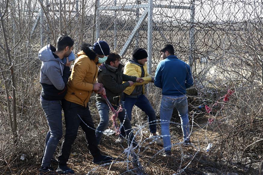 Πρόσφυγες - μετανάστες προσπαθούν να κόψουν τα σύρματα στα ελληνοτουρκικά σύνορα  (AP Photo/Darko Bandic)
