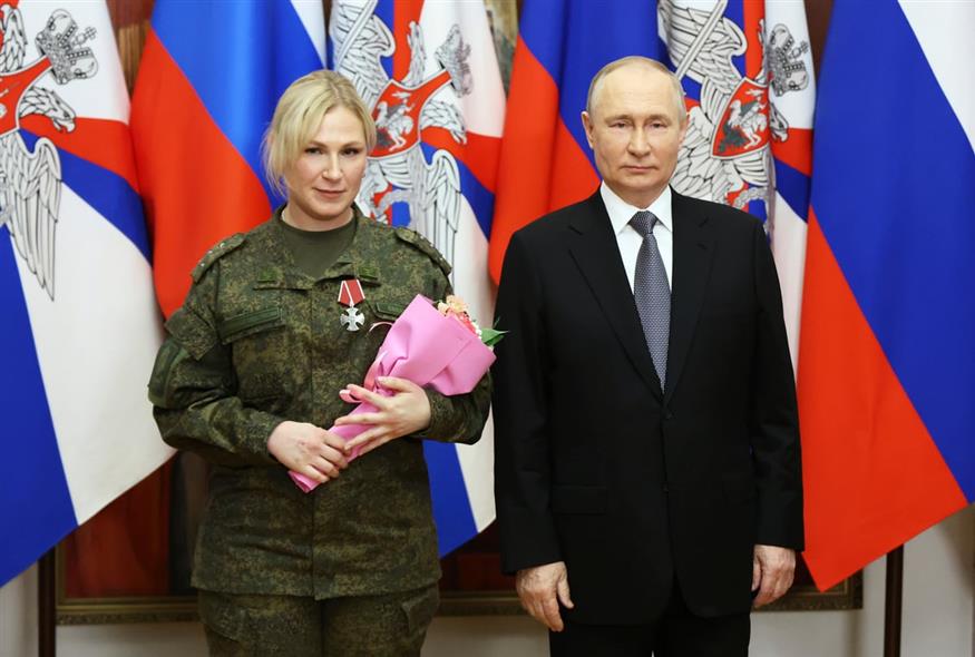 Ο Πούτιν χρησιμοποίησε ηθοποιούς για στρατιώτες; Χαμός με την ξανθιά γυναίκα-αίνιγμα (Mikhail Klimentyev, Sputnik, Kremlin Pool Photo via AP)