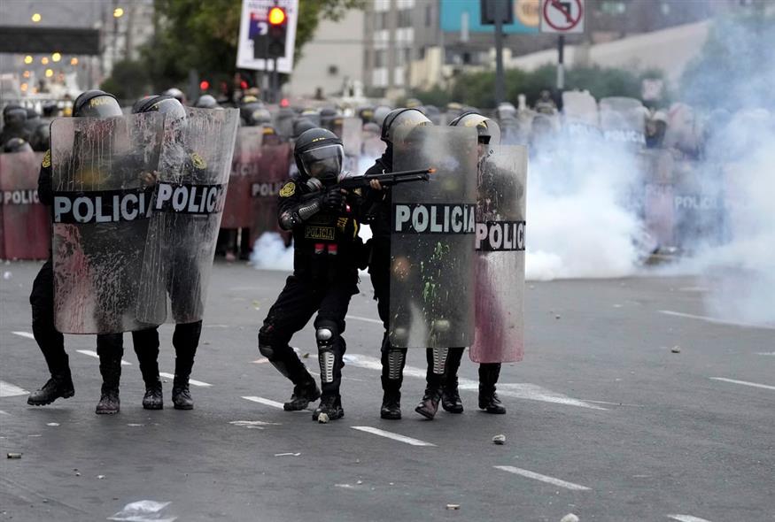 «Πεδίο μάχης» οι δρόμοι στο Περού - Οι διαδηλωτές ζητούν εκλογές (AP Photo)