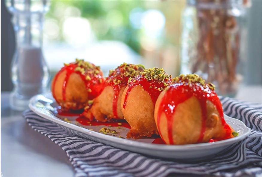 Χρυσαφένιοι λουκουμάδες φέτας Χρυσαφένιοι λουκουμάδες φέτας