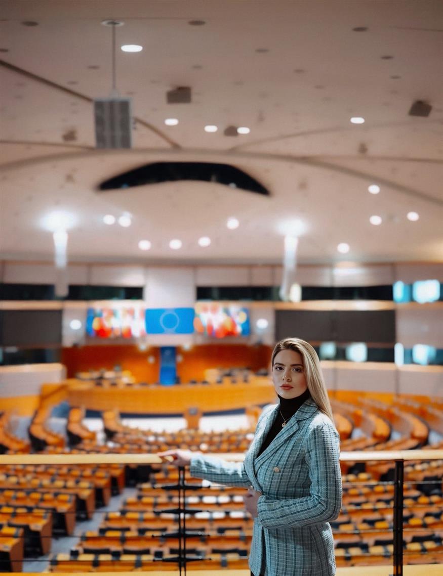 Η Βίκυ Μηνά