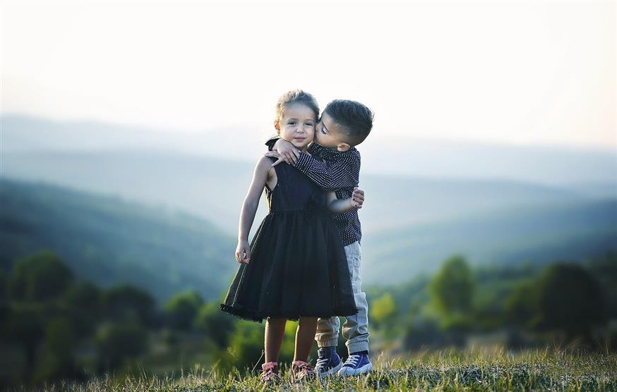 Παιδιά που αγκαλιάζονται/pixabay.com