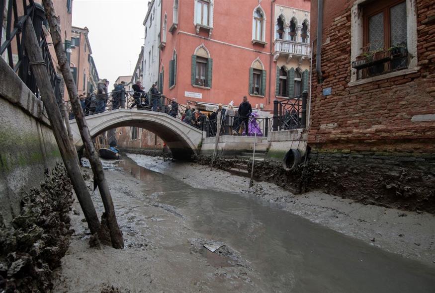 Ξηρασία στα κανάλια της Βενετίας  (AP Photo/Luigi Costantini)