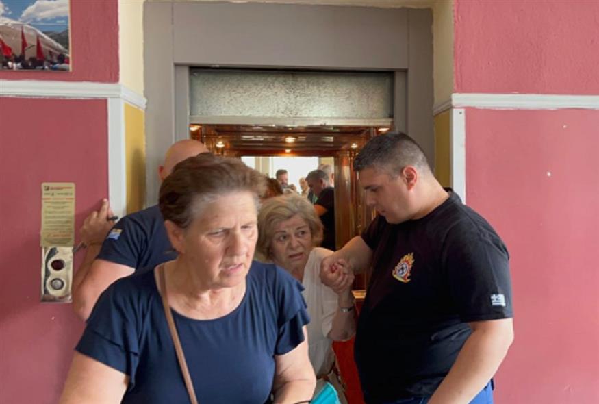 Λάρισα: Πήγαν να ψηφίσουν και κλείστηκαν στο ασανσέρ (onlarissa.gr)