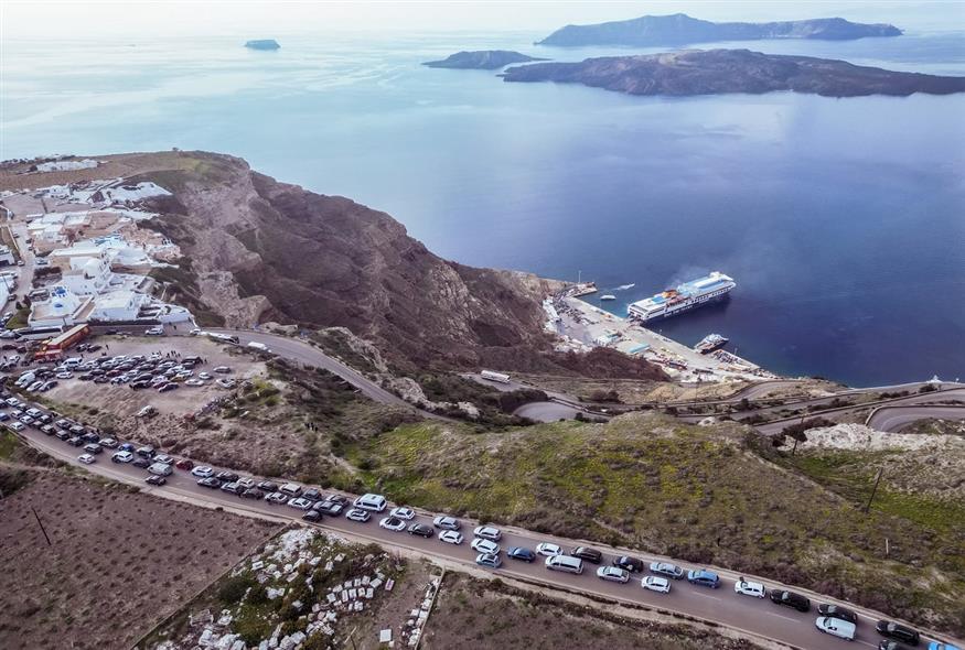 Πολίτες αποχωρούν από τη Σαντορίνη λόγω της έντονης σεισμικής δραστηριότητας (EUROKINISSI)