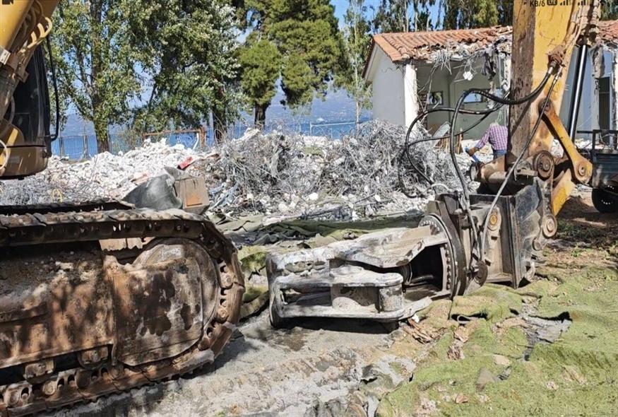 Οι μπουλντόζες γκρεμίζουν τα κτίρια που φτιάχτηκαν τις τελευταίες δεκαετίες και χρησίμεψαν για βρεφονηπαικοί σταθμοί