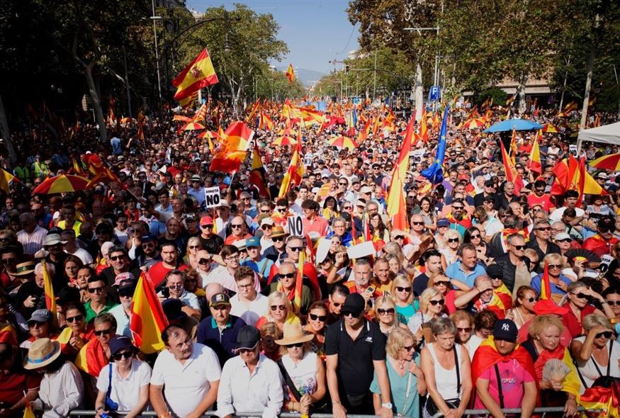 Πορεία ενάντια για το ενδεχόμενο η κυβέρνηση της Ισπανίας να προτείνει αμνηστία για εκατοντάδες άτομα που συμμετείχαν στο αυτονομιστικό κίνημα της Καταλονίας (Associated Press)