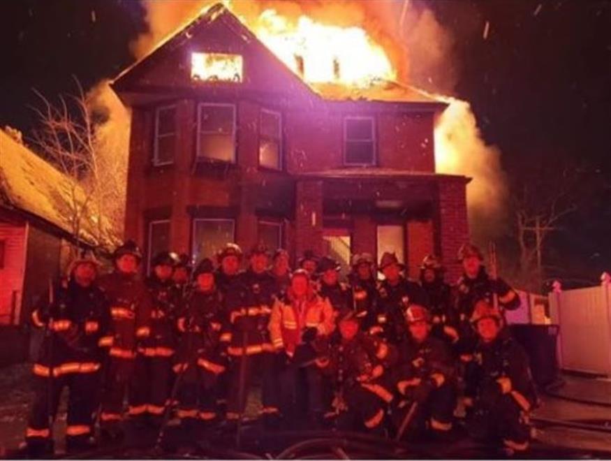 Πυροσβέστες φωτογραφίζονται μπροστά από φλεγόμενο σπίτι/Facebook