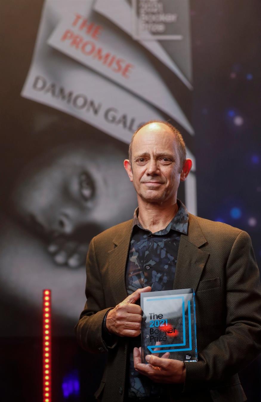 O Ντέιμον Γκάλγκουτ με το βραβείο Booker 2021
